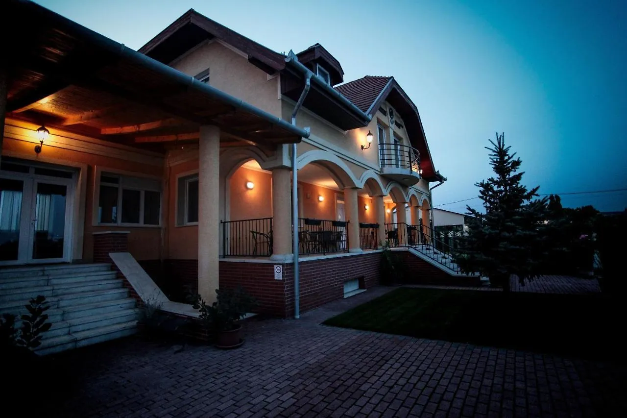 Bed and Breakfast Airport Almaskert Panzio Вечеш Венгрия